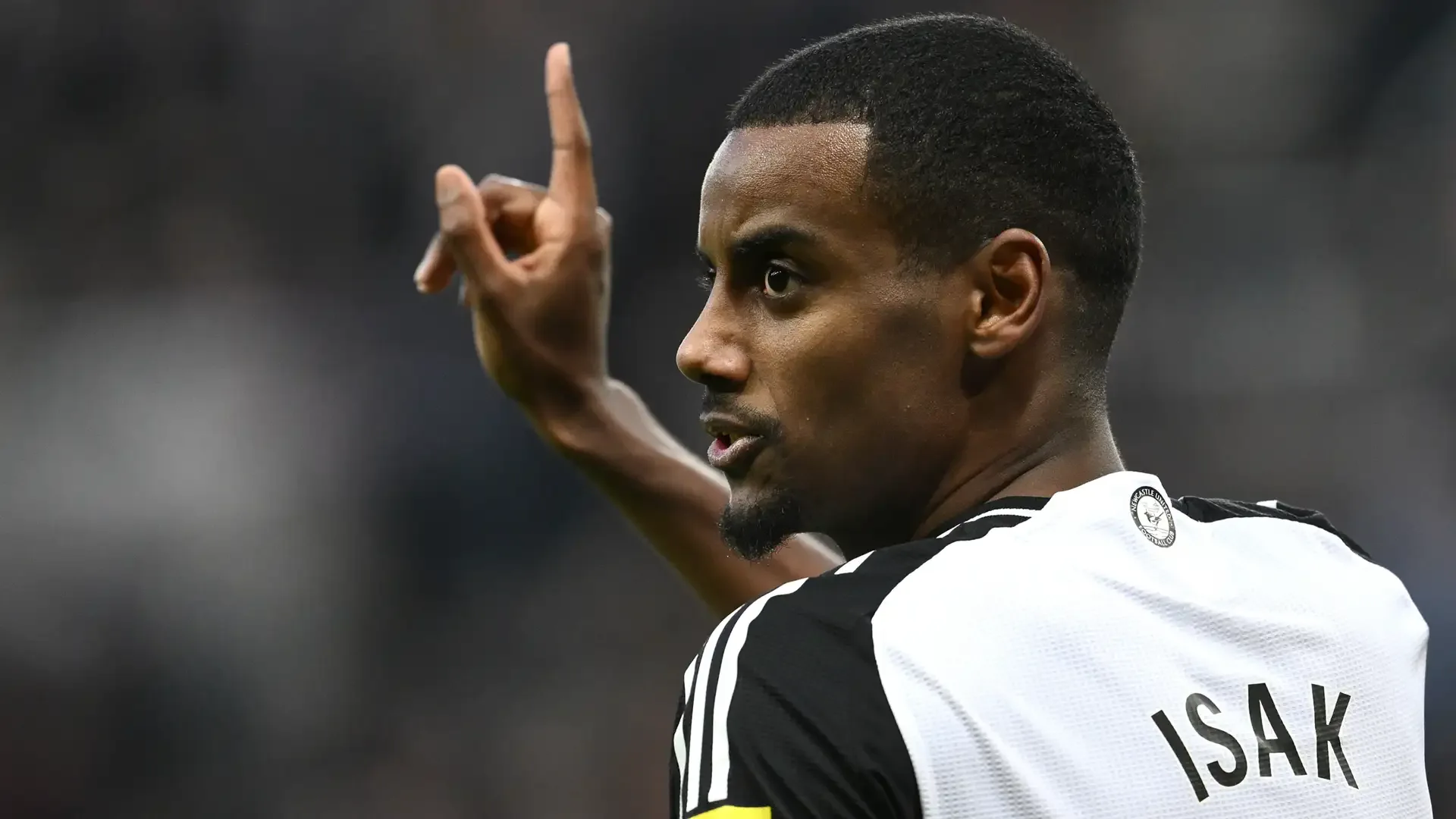Isak Transfer Drama: Arsenal’s Record-Breaking Pursuit as Newcastle Defends Their Star