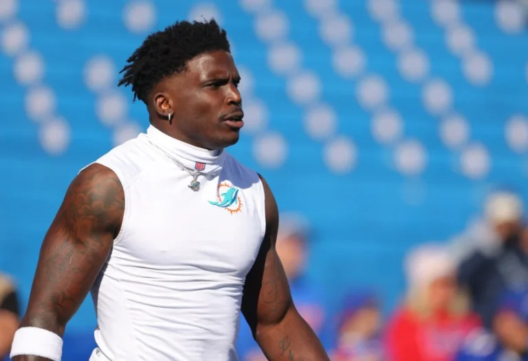 Dolphins HC Mike McDaniel praises Tyreek Hill’s resilience amid Miami’s difficulties