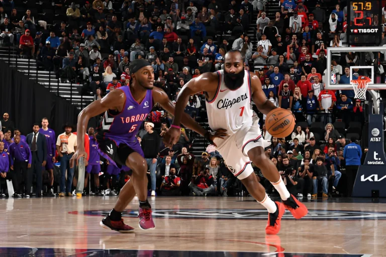 Los Angeles Clippers made it against Toronto Raptors thanks to a super James Harden.