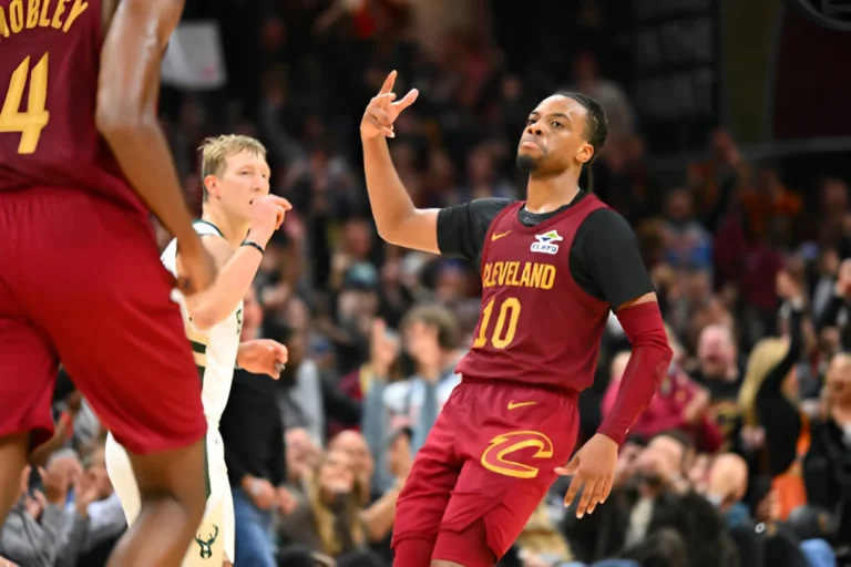 The Cavaliers extended their franchise to 10-0 by defeating the Golden State Warriors.