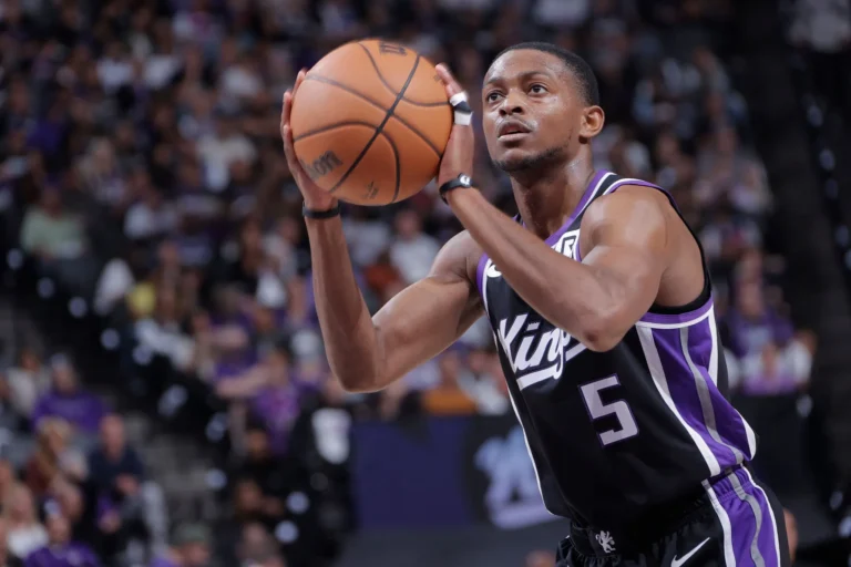 De’Aaron Fox Falls One Point Short of Kobe Bryant’s Record, But His Scoring Streak Impresses