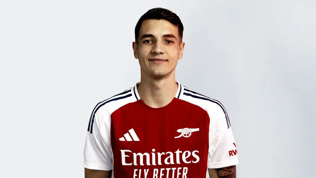 Jakub Kiwior could end up at Sevilla, with the Spaniards trading their defenders to Liverpool