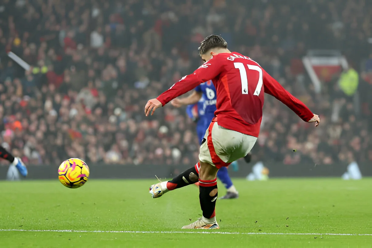 Manchester United win with three goals against Leicester