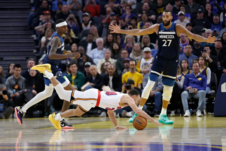 Stephen Curry’s Heroics Propel Warriors Past Timberwolves in Intense Showdown