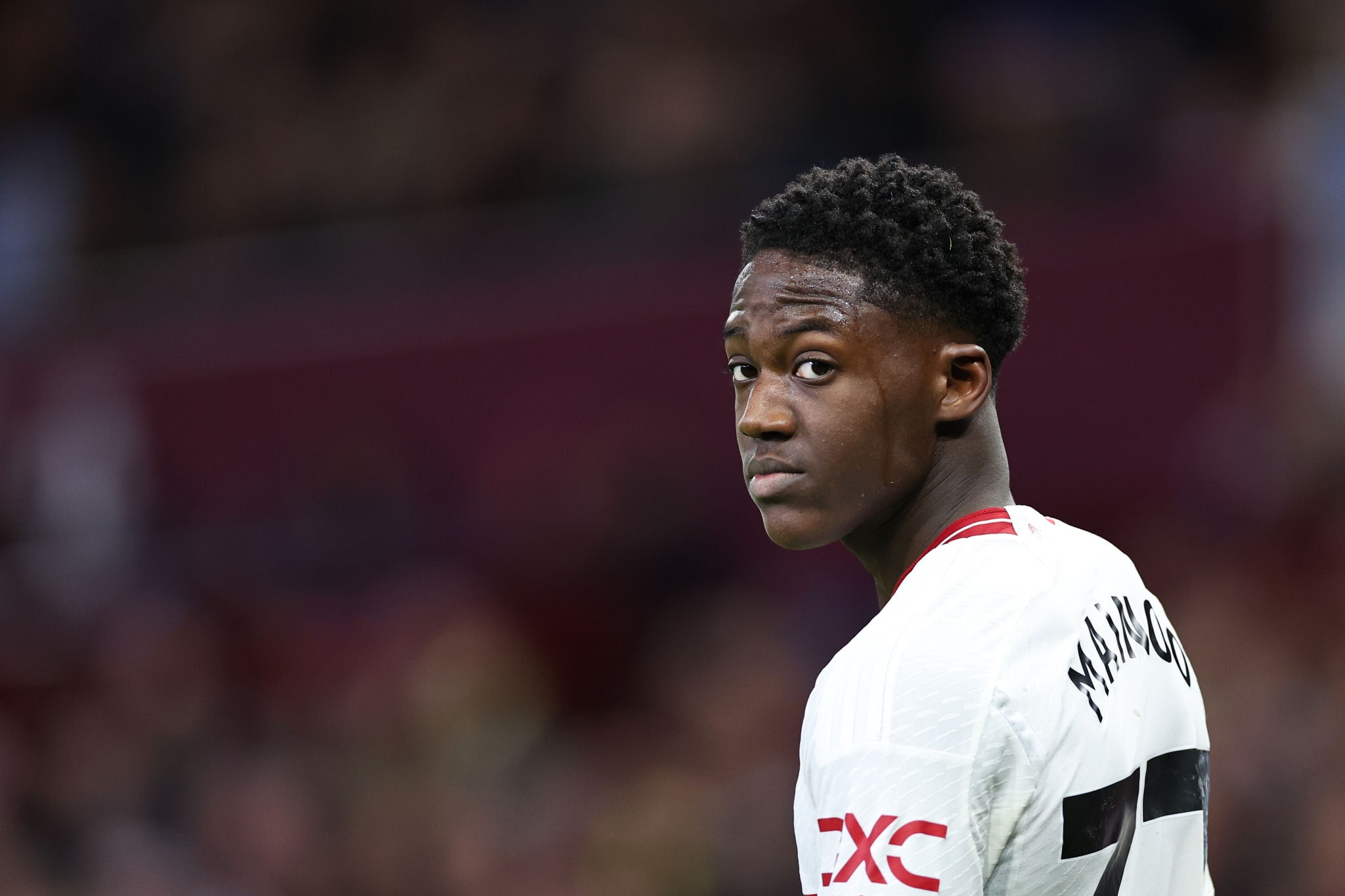Chelsea Targets Mainoo Amid Contract Stalemate at Man Utd
