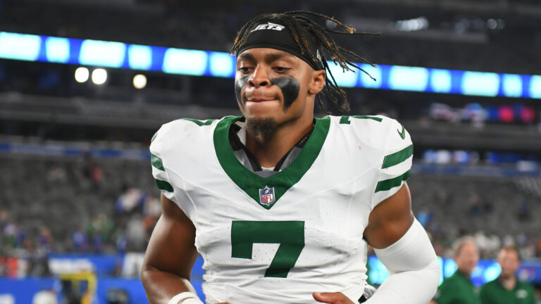 New York Jets’ Justin Fields Faces Criticism for Short Passes, Coaches React