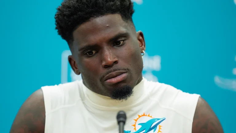 Dolphins at a Crossroads After Tyreek Hill’s Season-Ending Knee Disaster