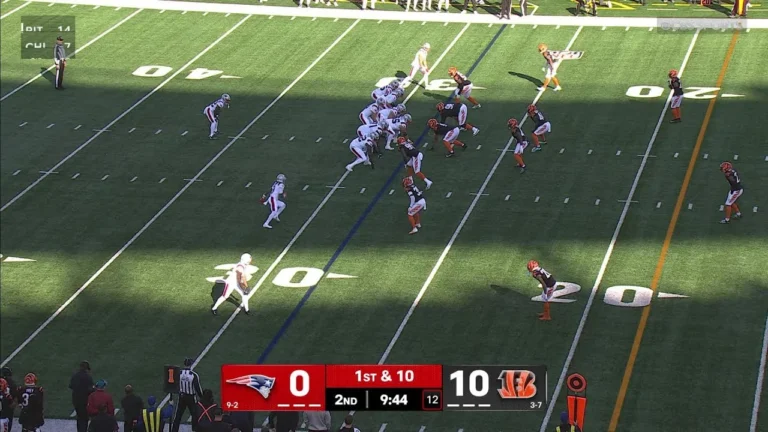 Maye steps up, fires, and hits Henry for a Pats’ TD