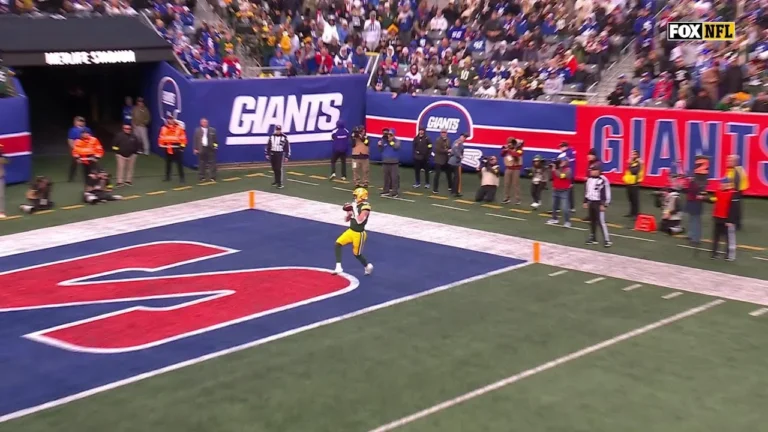 Love hits a WIDE OPEN Whyle for a GB TD