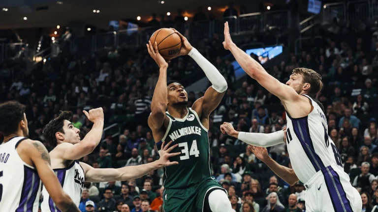 Highlights: Giannis Antetokounmpo Scores 26 Points vs. Kings 11.01.25