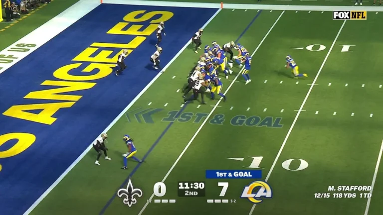 Stafford darts it in to Davante Adams for the touchdown