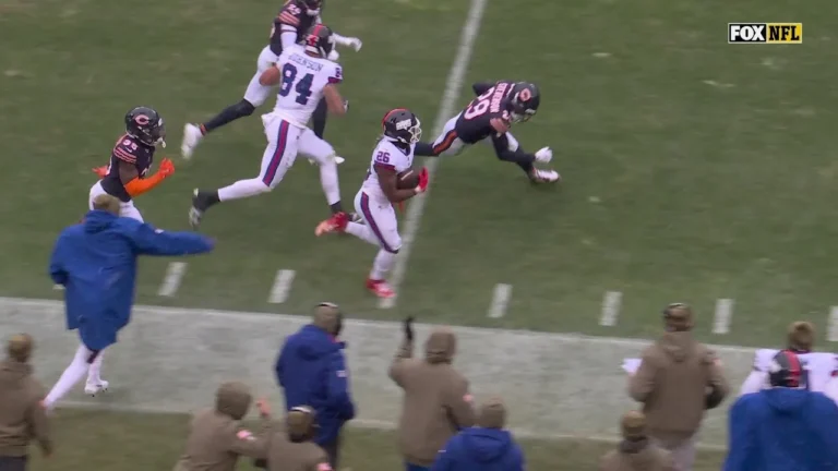 Singletary hugs the sideline on 41-yard rumble