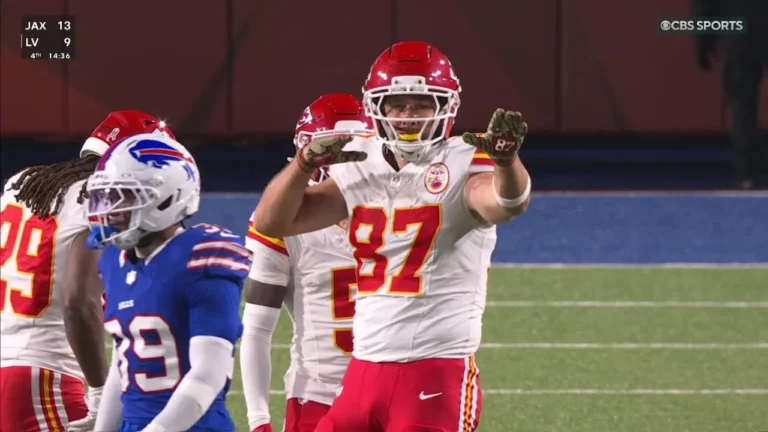Mahomes dances around before pinpointing Kelce