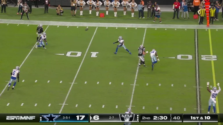 Tip Drill! Bell picks off Geno for a Dallas turnover
