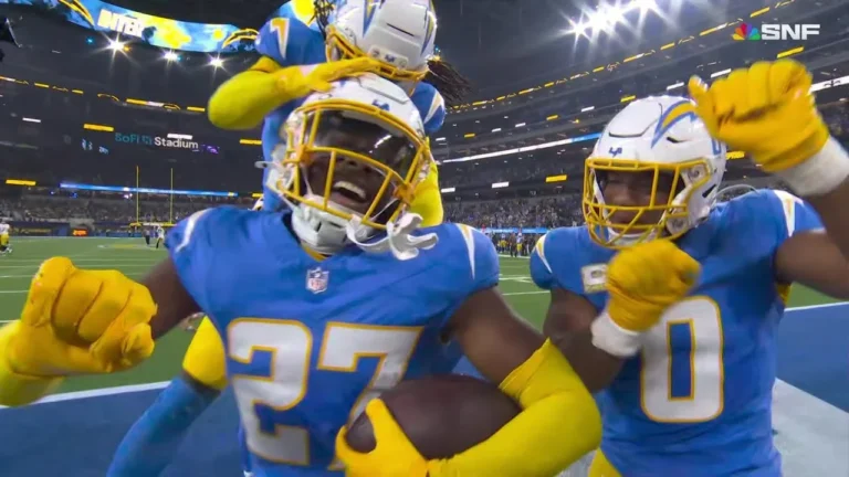 Mickens gets under Rodgers’ pass for big INT before halftime