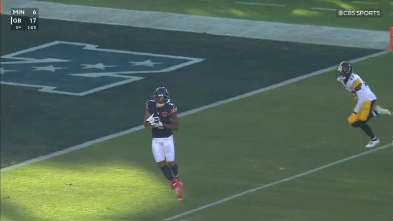 Williams pinpoints a wide-open DJ Moore for a Chicago TD