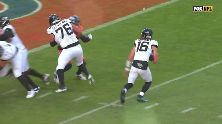 Lawrence calls his own number for designed QB scramble TD