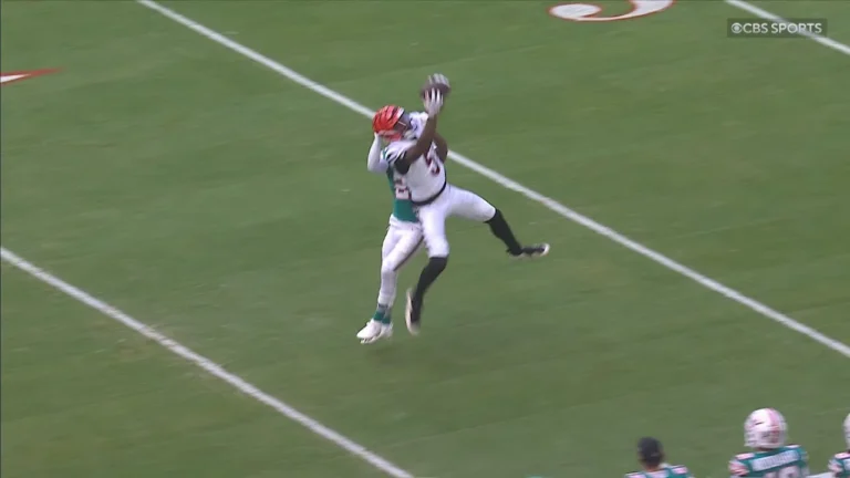 Tee Higgins Mossing Defenders