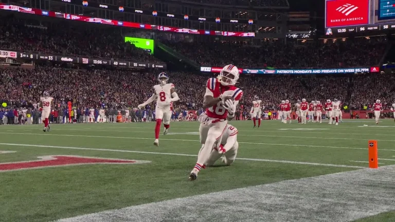 Drake ‘Drake Maye’ Maye drops an absolute dime to Williams for a TD