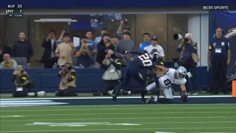 Brock Bowers only needs one hand for the touchdown