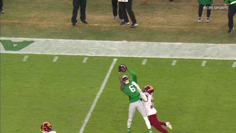 Smith surpasses 1,000 yards on the season with this acrobatic catch