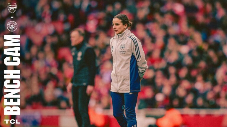 BENCH CAM Renée Slegers celebrates our 1-0 win over Manchester City! WSL