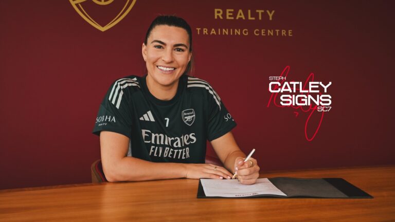 STEPH SIGNS Steph Catley announces new contract on supporter’s dog walk!