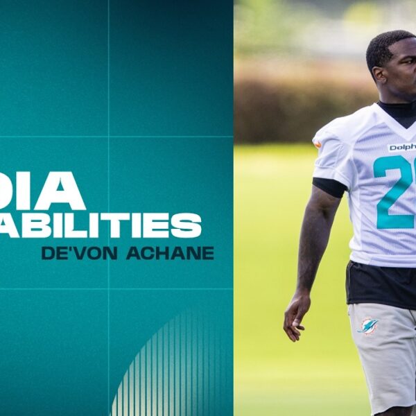 De’Von Achane meets with the media Miami Dolphins