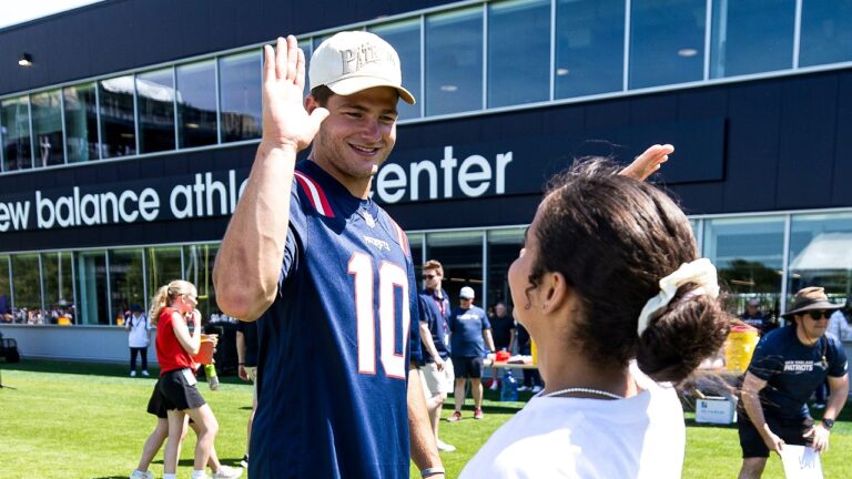 Drake Maye & New England Patriots Coach Elementary Schoolers in Football Drills